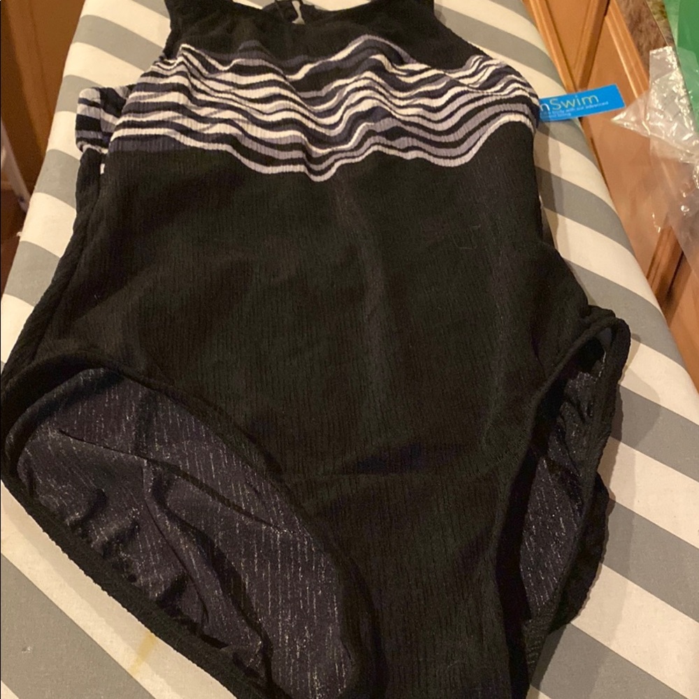 Jantzen Black and White Wave Pattern One Piece Swimsuit Size 12 NWT
S-12 - Picture 3 of 11